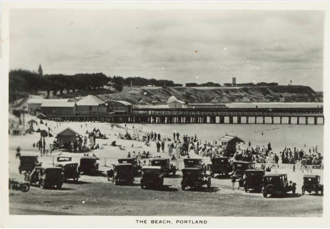 THE BEACH, PORTLAND (ca1940-ca1950) Image Courtesy of the State Library of Victoria, Image No. H86.98/429 http://handle.slv.vic.gov.au/10381/84638